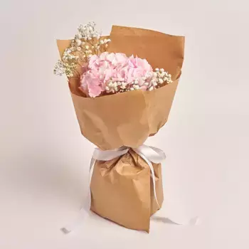 Букет из розовой гортензии и гипсофилы в крафте