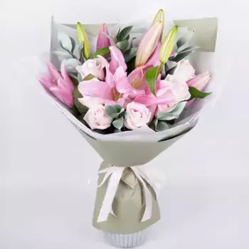 Букет из розовых лилий и роз «Шепот нежности»