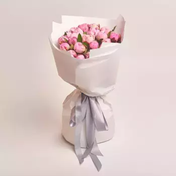 Букет из розовых пионов в белой бумаге