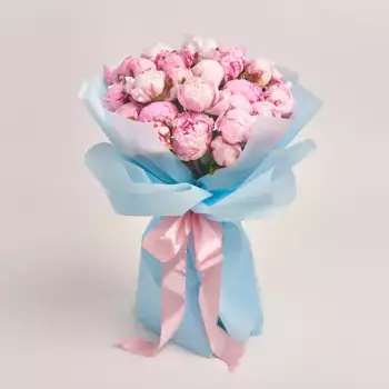 Букет из розовых пионов в голубой пленке