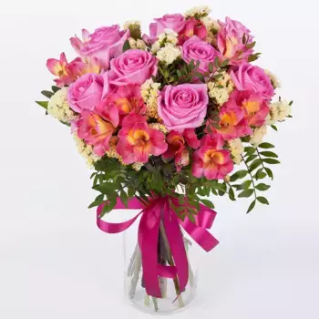 Букет из розовых роз и альстромерий «Жест внимания»