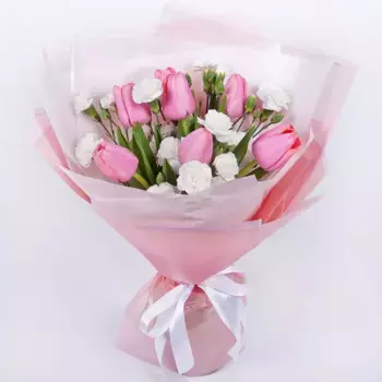 Букет из розовых тюльпанов и белых гвоздик «Флора»