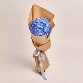 Букет из синей гортензии в крафте