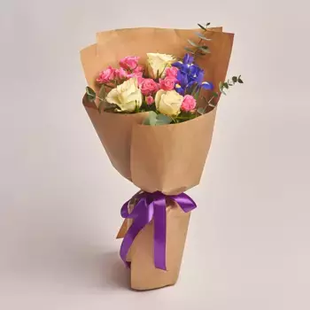 Букет из желтых и розовых роз и ирисов «Лермонтов»