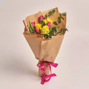 Букет из желтых роз и розовых тюльпанов в крафте