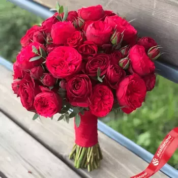 Букет невесты из 11 кустовых пионовидных красных роз