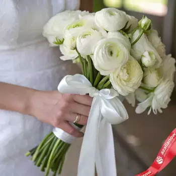 Букет невесты из 15 белых ранункулюсов с белой лентой