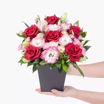 Букет роз, лизиантусов и конфет «Райя»