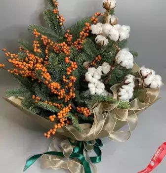Букет с хлопком и илексом «Зимний»