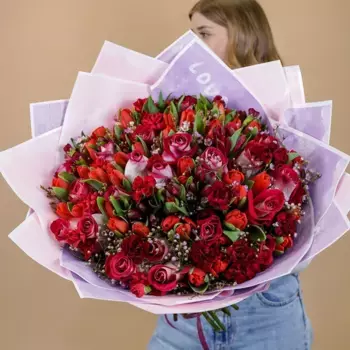 Огромный шикарный букет из роз, тюльпанов, альстромерий, гвоздик, ваксфловера