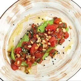 Авокадо с томатами и кедровыми орешками с собой 120г