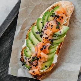 Брускетта с лососем и авокадо 110 гр