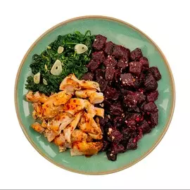 Филе бедра куриное, запеченное с гарниром из свеклы и шпината, «Уже Готово», 250 г, Россия