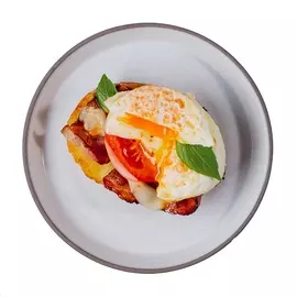 Хашбраун с яйцом, помидором, сыром и беконом 160 г Россия