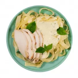 Паста с куриным филе в соусе Альфредо 250 г Уже Готово Россия