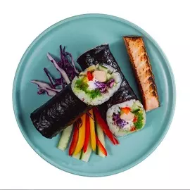 Суширито с опаленым лососем 100 г Уже Готово Россия