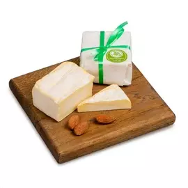 Сыр мягкий «Брик Амбер» с белой плесенью и мытой корочкой 50%, «Де Фамиль», 110 г, Россия, БЗМЖ