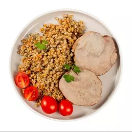 Телятина с гарниром из зеленой гречки и помидорами черри Считаем калории 200 г Уже Готово Россия