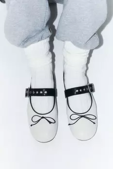 Балетки с круглым носом и ремешком