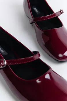 Балетки с тонким ремешком