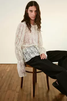 Блузка ажурная с цветочной вышивкой