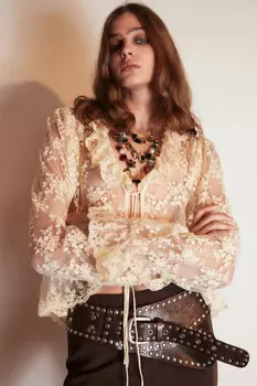 Блузка на завязках из сетки с вышивкой