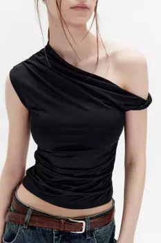 Блузка облегающая с открытым плечом и драпировкой