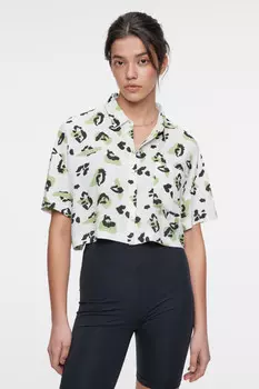 Блузка-рубашка вискозная укороченная с принтом