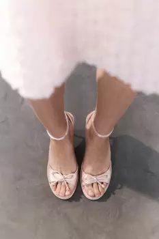 Босоножки атласные с бантиком