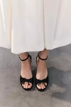 Босоножки атласные с бантиком