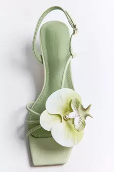 Босоножки на каблуке с цветком