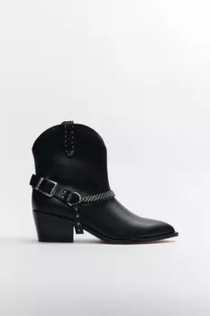 Ботинки-казаки с декоративной цепочкой