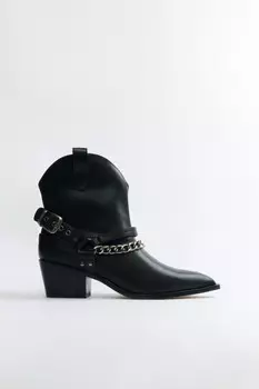 Ботинки-казаки с металлическим декором