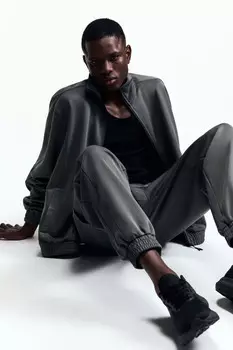 Брюки-джоггеры спортивные с накладными карманами