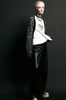 Брюки прямые с кожаной фактурой