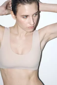 Бюстгальтер-топ бесшовный с формованной чашкой