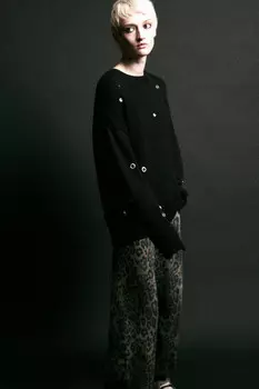 Джемпер рваный с металлическими люверсами