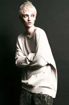 Джемпер рваный с металлическими люверсами