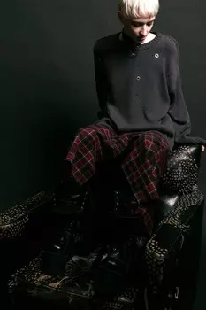 Джемпер рваный с металлическими люверсами