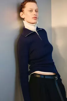 Джемпер в рубчик с воротником-стойкой