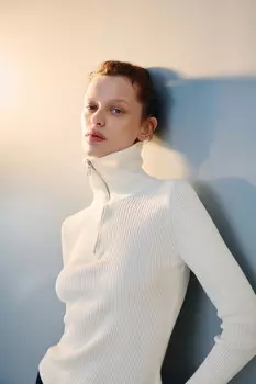 Джемпер в рубчик с воротником-стойкой