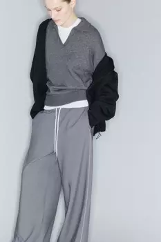 Джемпер вязаный с воротником и V-вырезом