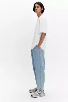 Джинсы-бананы широкие со складками на поясе