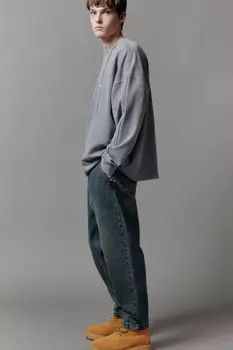 Джинсы-бананы широкие со стиркой