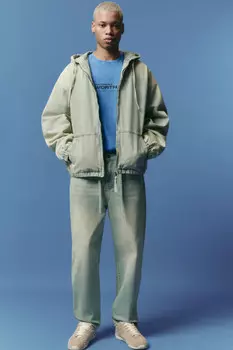 Джинсы-бананы со шнурком в поясе