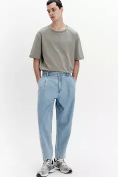 Джинсы-бананы со складками на поясе