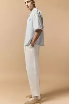 Джинсы-бананы со складками на поясе