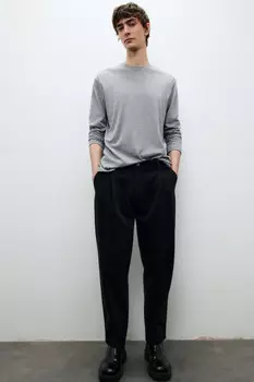 Джинсы-бананы со складками на поясе