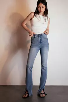 Джинсы клеш с декоративными разрезами