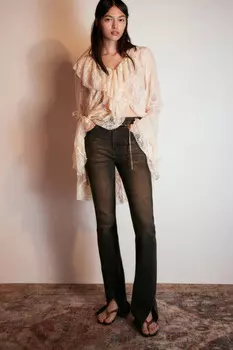 Джинсы клеш с декоративными разрезами